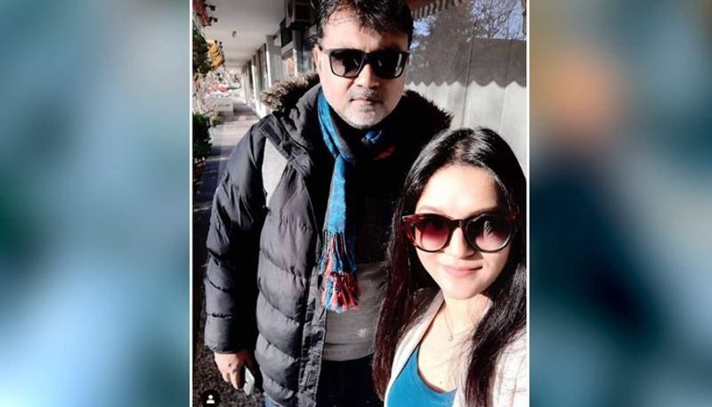 বিয়ের পরের দিনই জেনিভার উদ্দেশ্যে উড়ে গিয়েছেন টলি দম্পতি। আপাতত জেনিভার বিভিন্ন জায়গায় ঘুরে বেড়াচ্ছেন এই টেলি দম্পতি। কখনও পুরোনো জেনিভা, আবার কখনও গ্রিস। সর্বত্রই দেখা মিলেছে এই কাপলের।