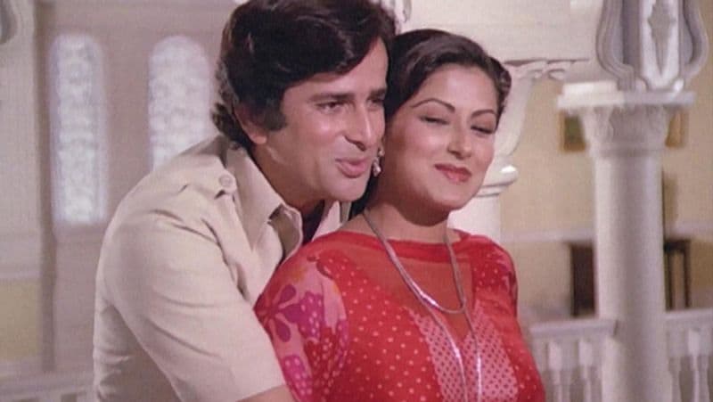 তিনি মৌসুমীকে বুঝিয়েছিলেন, বলিউডে এভাবে সকলের সঙ্গে মেশা যায় না। যেভাবে তুমি সহজেই মিশে যাও তাতে বিপদ আসতে পারে।