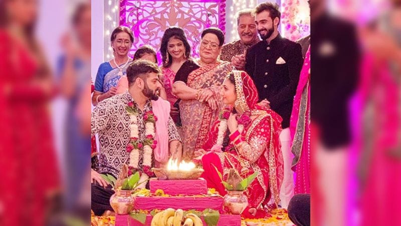 ye hai Mohabbatein Actress Divyanka tripathi Shared Wedding Photos With Karan Patel in Show KPY