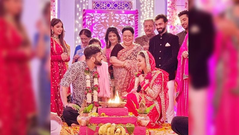 ye hai Mohabbatein Actress Divyanka tripathi Shared Wedding Photos With Karan Patel in Show KPY