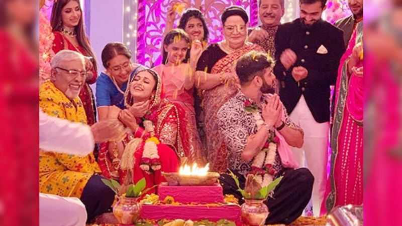 ye hai Mohabbatein Actress Divyanka tripathi Shared Wedding Photos With Karan Patel in Show KPY