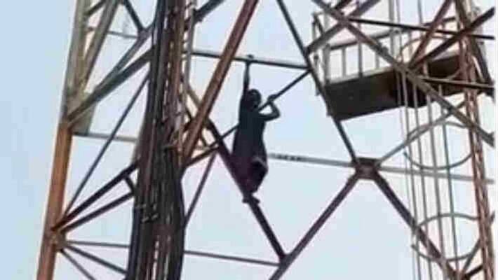 a girl started swinging on 70 feet height mobile tower in gaya kpm a girl started swinging on 70 feet height mobile tower in gaya kpm