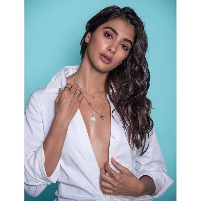 pooja hegde signs another big project in bollywood