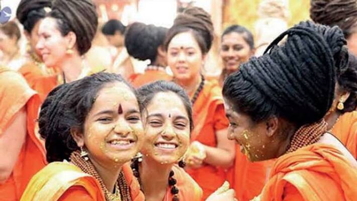 Marry the women of Kailasa ... Disciples holding hands in the lap of Nithyananda ..! Marry the women of Kailasa ... Disciples holding hands in the lap of Nithyananda ..!