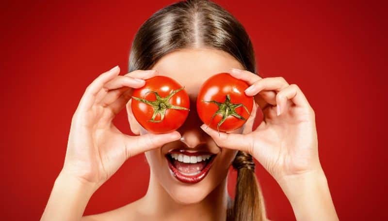 beautiful face pack using a tomato