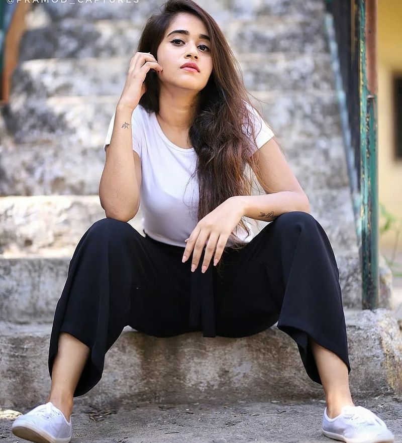 bigg boss fame shanmuk romantic pics with lover deepthi sunaina