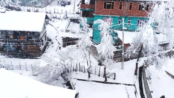 Heavy snowfall in Sikkim road blocked Heavy snowfall in Sikkim road blocked