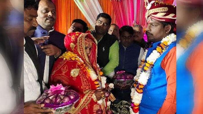 bride and groom exchange garlands of onion in varanasi KPU bride and groom exchange garlands of onion in varanasi KPU