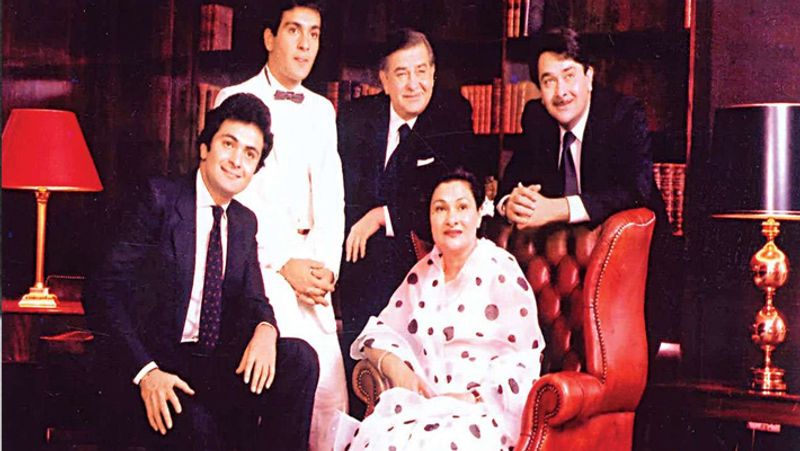 জানা যায়, রাজ কাপুর যতদিন বেঁচে ছিলেন, ততদিন নার্গিসের সমস্ত জিনিস আরকে স্টুডিওতে আগলে রেখে দিয়েছিলেন তিনি।