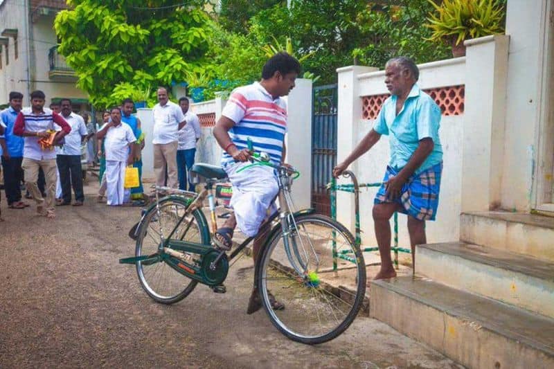 tamil nadu health minister vijayabashkar traveling in bicycle in his   home town