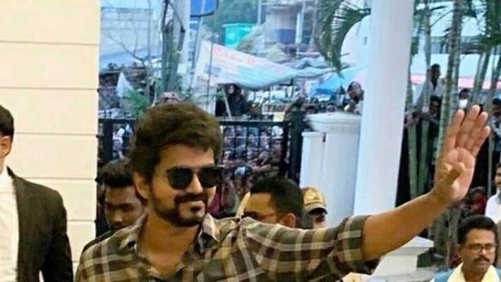 Vijay Say Hai To Karnataka Fans in Thalapathy 64 Shooting Spot Vijay Say Hai To Karnataka Fans in Thalapathy 64 Shooting Spot
