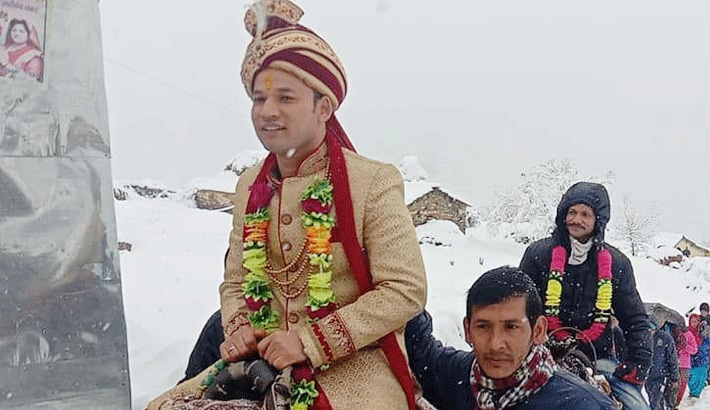 marriage celebration and bride with groom seven rounds in heavy snowfall in uttarakhand KPR