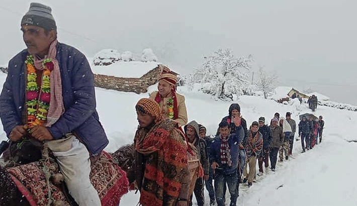 marriage celebration and bride with groom seven rounds in heavy snowfall in uttarakhand KPR