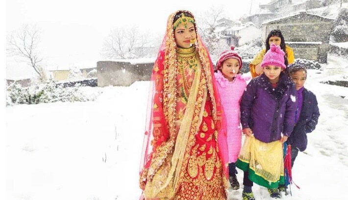 marriage celebration and bride with groom seven rounds in heavy snowfall in uttarakhand KPR