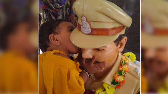 2 year old daughter falls in love with the idol of martyr father in Narayanpur kpa 2 year old daughter falls in love with the idol of martyr father in Narayanpur kpa