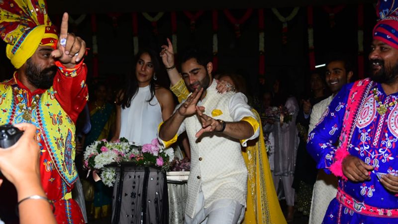 Kareena Kapoor Saif Ali Khan Karisma at brother Armaan Jain roka ceremony KPJ