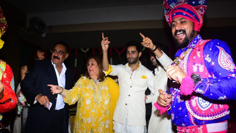 Kareena Kapoor Saif Ali Khan Karisma at brother Armaan Jain roka ceremony KPJ
