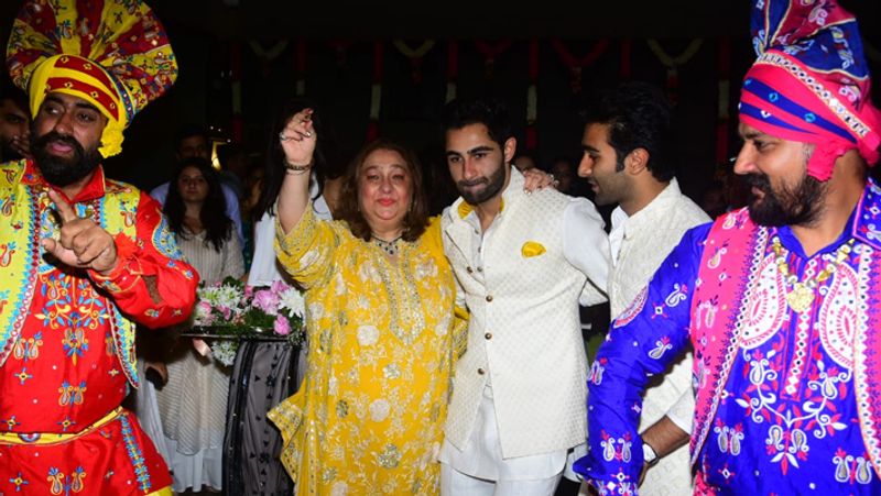Kareena Kapoor Saif Ali Khan Karisma at brother Armaan Jain roka ceremony KPJ