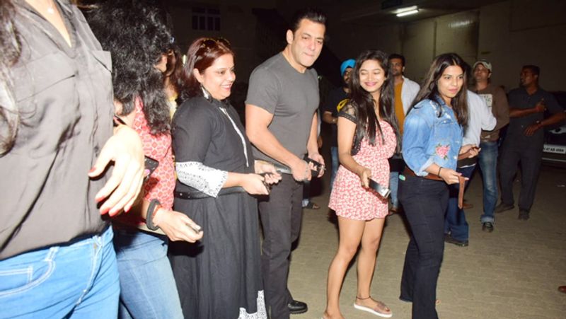 Salman khan Danced on Road shows Dabangg 3 Signature Step with Media or journalists KPY