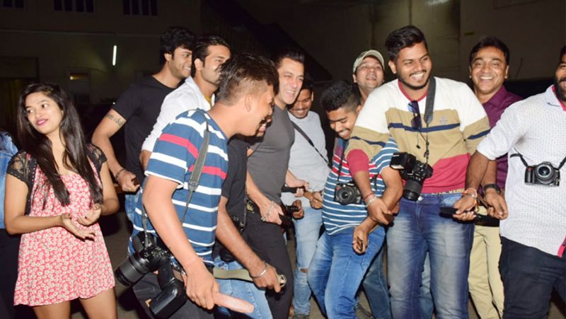 Salman khan Danced on Road shows Dabangg 3 Signature Step with Media or journalists KPY