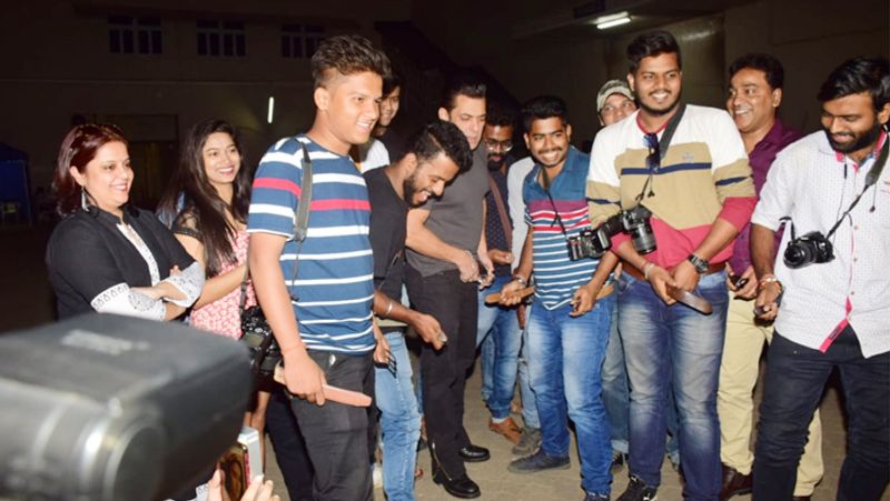 Salman khan Danced on Road shows Dabangg 3 Signature Step with Media or journalists KPY