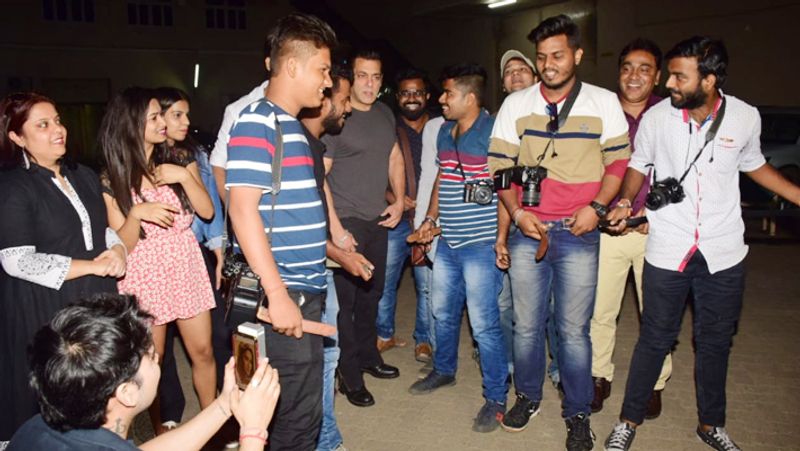 Salman khan Danced on Road shows Dabangg 3 Signature Step with Media or journalists KPY
