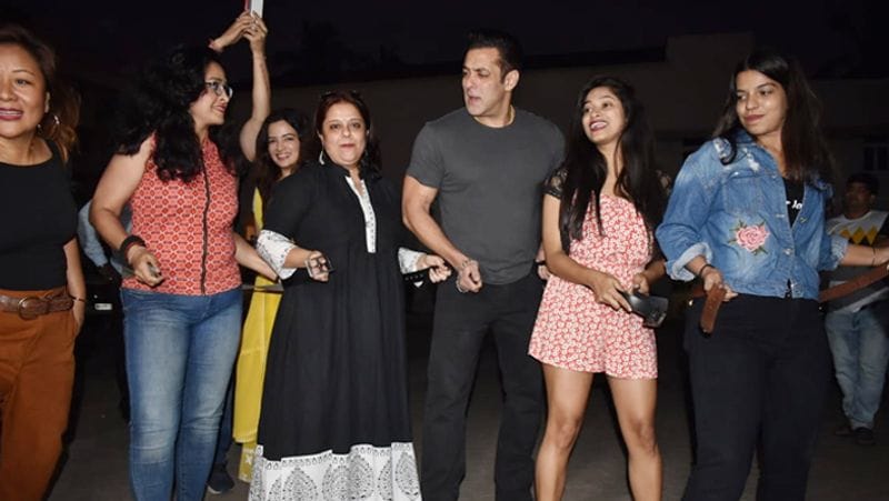 Salman khan Danced on Road shows Dabangg 3 Signature Step with Media or journalists KPY