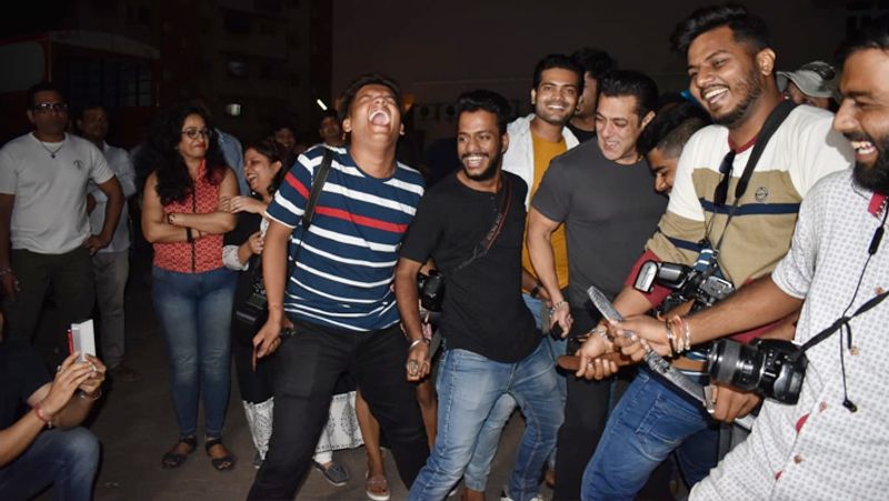 Salman khan Danced on Road shows Dabangg 3 Signature Step with Media or journalists KPY
