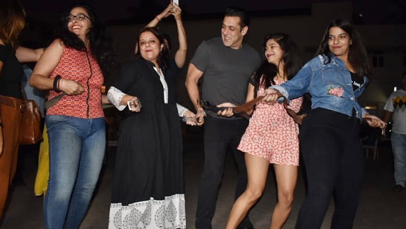 Salman khan Danced on Road shows Dabangg 3 Signature Step with Media or journalists KPY