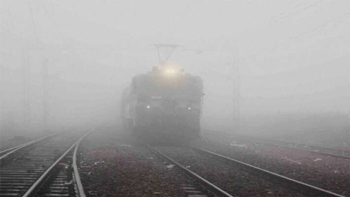 Unrelenting cold in North India.. 20 flights and 42 trains delayed in Delhi due to smog Unrelenting cold in North India.. 20 flights and 42 trains delayed in Delhi due to smog