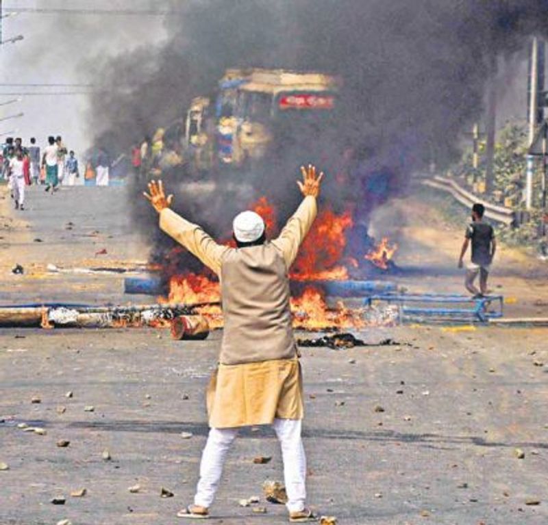 anti CAB protest burns violence Protesters vandalise railway stations block roads in west Bengal kpt