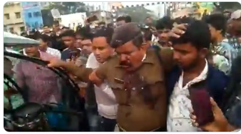 anti CAB protest burns violence Protesters vandalise railway stations block roads in west Bengal kpt