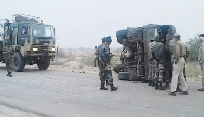 jaisalmer collision between army truck and turbo 5 to 6 army jawan injured KPR jaisalmer collision between army truck and turbo 5 to 6 army jawan injured KPR
