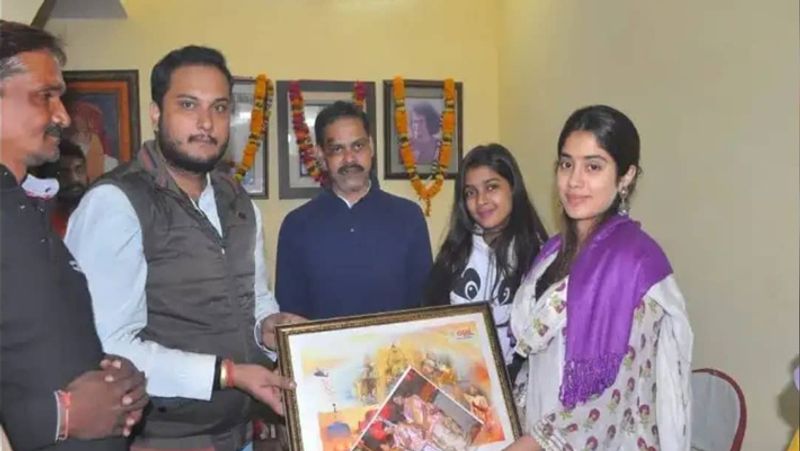 Janhvi Kapoor seen only in one film performs ganga arti in varanasi KPJ