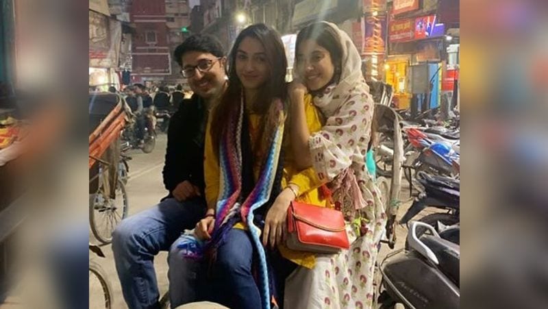 Janhvi Kapoor seen only in one film performs ganga arti in varanasi KPJ