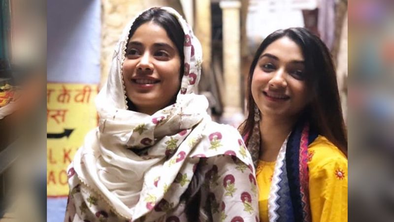 Janhvi Kapoor seen only in one film performs ganga arti in varanasi KPJ