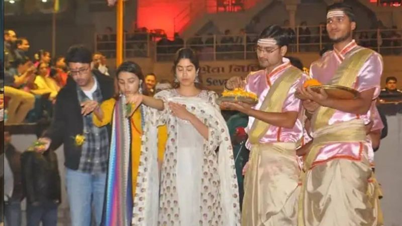 Janhvi Kapoor seen only in one film performs ganga arti in varanasi KPJ