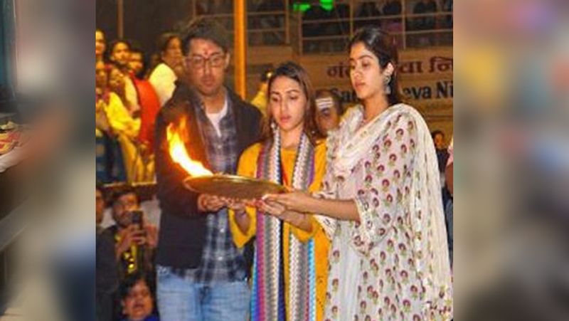 Janhvi Kapoor seen only in one film performs ganga arti in varanasi KPJ