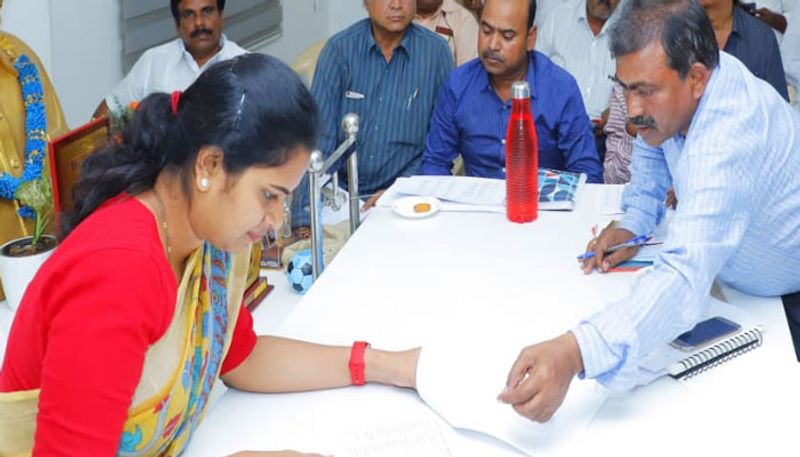 గుంటూరు జిల్లాలోని ఎంపీ, ఎమ్మెల్యేల మధ్య ఘర్షణ వాతావరణం నెలకొంది. కొంతకాలం ఈ ఇద్దరు నేతల మధ్య సఖ్యత నెలకొందనే ప్రచారం ఒట్టిదేనని తేలింది. ఎంపీ, ఎమ్మెల్యే మధ్య ప్రచ్ఛన్న యుద్దం కారణంగా అధికారులకు ఇబ్బందులు ఎదురౌతున్నాయి.