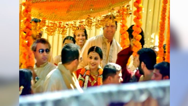 বিদ্যা দক্ষিণী আর সিদ্ধার্থ পঞ্জাবের ছেলে, তাই তাঁরা স্থির করেছিলেন দুই মতেই বিয়ে করার। তবে সেখানে ছিল না কোনও সেলিব্রিটি। বন্ধু পরিবার মিলে যাকে বলে ঘরোয়া বিয়ের আসর। 