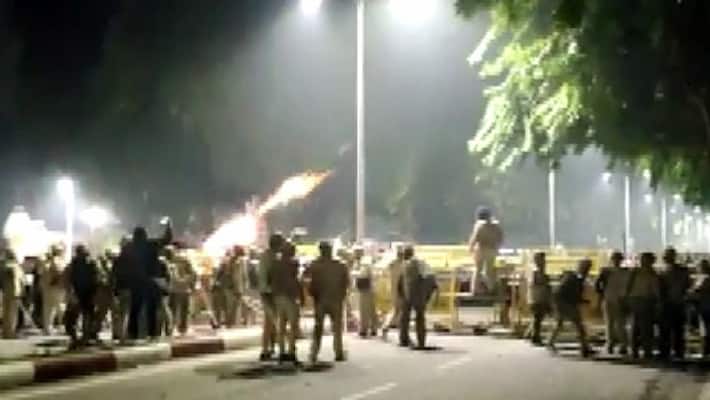 Clashes between students and police at AMU, University will remain closed till 5 January KPB Clashes between students and police at AMU, University will remain closed till 5 January KPB