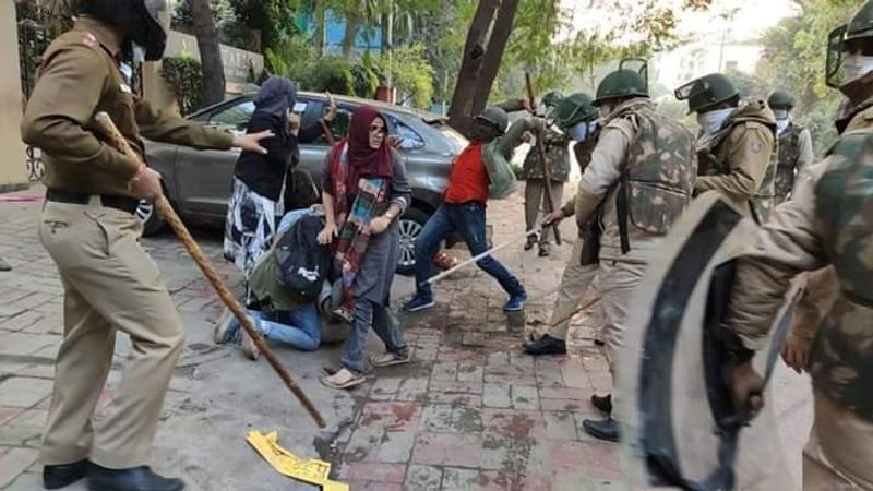 ദില്ലി പൊലീസ് കേന്ദ്ര ആഭ്യന്തരമന്ത്രാലയത്തിന് കീഴിലാണ് പ്രവര്ത്തിക്കുന്നതെന്നത് കൊണ്ടുതന്നെ സംസ്ഥാനത്തിന്റെ താത്പര്യങ്ങള്ക്ക് ദില്ലി പൊലീസ് പലപ്പോഴും എതിരുനില്ക്കുന്നതായി ദില്ലി ഭരിക്കുന്ന എഎപി കാലങ്ങളായി ഉന്നയിക്കുന്ന ആരോപണമാണ്.