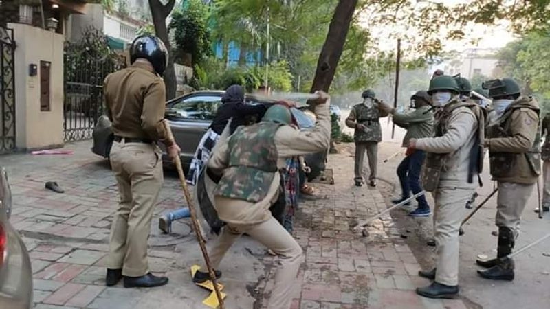 എന്നാല് ഇത്തരം ആരോപണങ്ങള് തെറ്റാണെന്നാണ് ദില്ലി പൊലീസ് പറയുന്നത്. പൊലീസ് ശ്രമിച്ചത് തീ കെടുത്താനാണെന്നും വീഡിയോ പൂര്ണമായി കണ്ടാല് തെറ്റിധാരണകള് മാറുമെന്നുമാണ് ദില്ലി പൊലീസ് പറയുന്നത്.