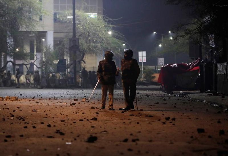 ജാമിയ മിലിയ സർവകലാശാലയിലെ വിദ്യാർത്ഥി സമരത്തിനിടെ നടന്നത് പൊലീസ് നരനായാട്ടാണെന്ന് വിദ്യാർത്ഥികൾ ആരോപിച്ചു.
