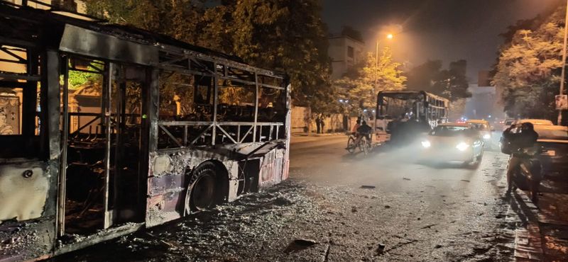 സർവകലാശാലയിലെ പൊലീസ് നടപടിയെ ശക്തമായ ഭാഷയിൽ അപലപിച്ച് വൈസ് ചാൻസലർ നജ്മ അക്തറും ചീഫ് പ്രോക്ടർ വസിം ഖാനും രംഗത്തെത്തി.