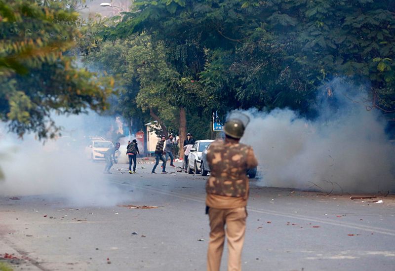 അതേസമയം, ഒരു സംഘം അക്രമികളെത്തി ബസ്സ് ആക്രമിക്കുകയായിരുന്നെന്ന് ജാമിയക്ക് സമീപം കത്തിച്ച ബസ്സുകളിലൊന്നിന്റെ ഡ്രൈവർ പറഞ്ഞു. ബസ്സിൽ നിറയെ ആളുണ്ടായിരുന്നു. ബസ്സിന് നേരെ കല്ലേറുണ്ടായി.