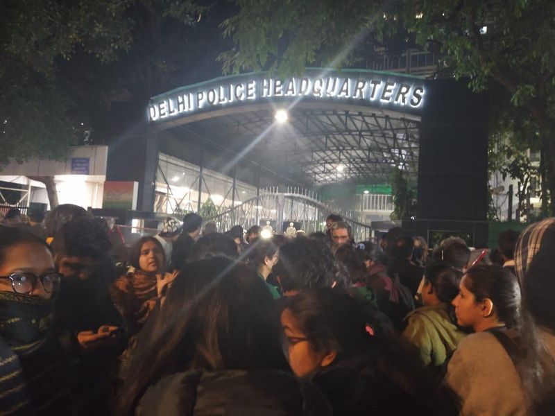 പൊലീസ് നടപടിക്കെതിരെ ശക്തമായ പ്രതികരണമാണ് സർവകലാശാലയുടെ ഭാഗത്ത് നിന്നുണ്ടായത്.