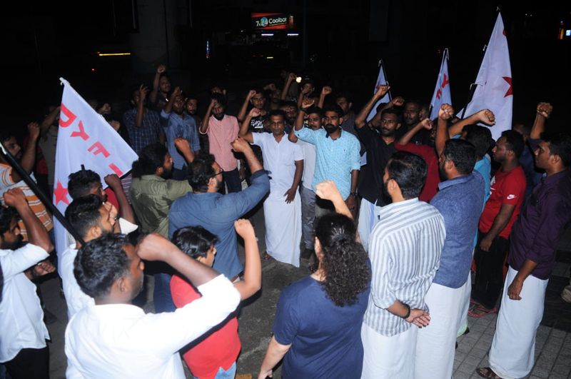 ഇതിനിടെ രാജ്യത്ത് അക്രമം ഉണ്ടാക്കുന്നത് ആരാണെന്ന് അവര് ധരിച്ചിരിക്കുന്ന വസ്ത്രത്തില് നിന്ന് തിരിച്ചറിയാമെന്ന് പ്രധാനമന്ത്രി നരേന്ദ്ര മോദി.