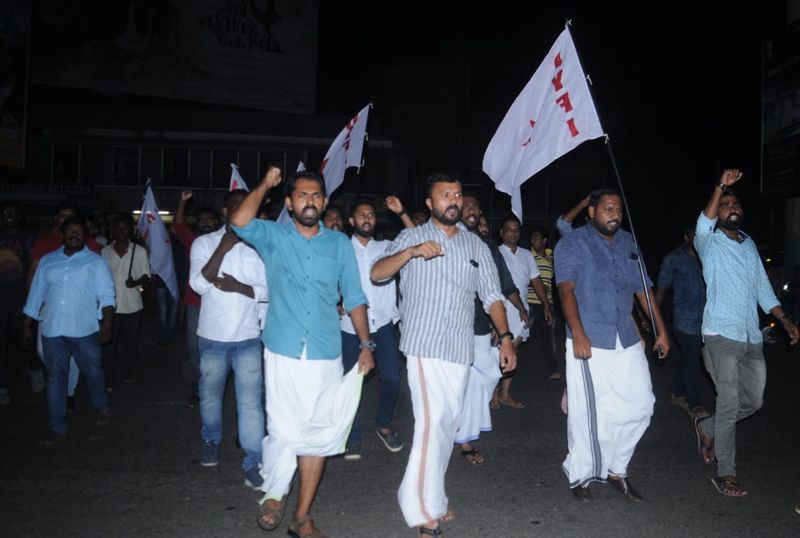 ലക്ഷദ്വീപിലേക്ക് പോകാനെത്തിയതായിരുന്നു ഇവർ. രാവിലെ ഏഴരയോടെ വിമാനത്താവളത്തിലേക്ക് പുറപ്പെട്ടപ്പോഴായിരുന്നു പ്രതിഷേധം. പത്ത് മിനിറ്റോളം ഗവർണറുടെ വാഹനം പ്രതിഷേധക്കാർ തടഞ്ഞു നിർത്തി.