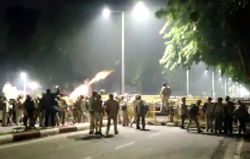അഗ്നിശമനസേനയുടേതടക്കം ആറ് വാഹനങ്ങളും തീ വച്ചു. പൊലീസും വിദ്യാർത്ഥികളും തമ്മിൽ വൻ സംഘർഷവും ഏറ്റുമുട്ടലുമാണ് നടന്നത്. നിരവധി വിദ്യാർത്ഥികൾക്ക് പരിക്കേറ്റു. മൂന്ന് അഗ്നിശമനസേനാംഗങ്ങൾക്കും പരിക്കേറ്റു.